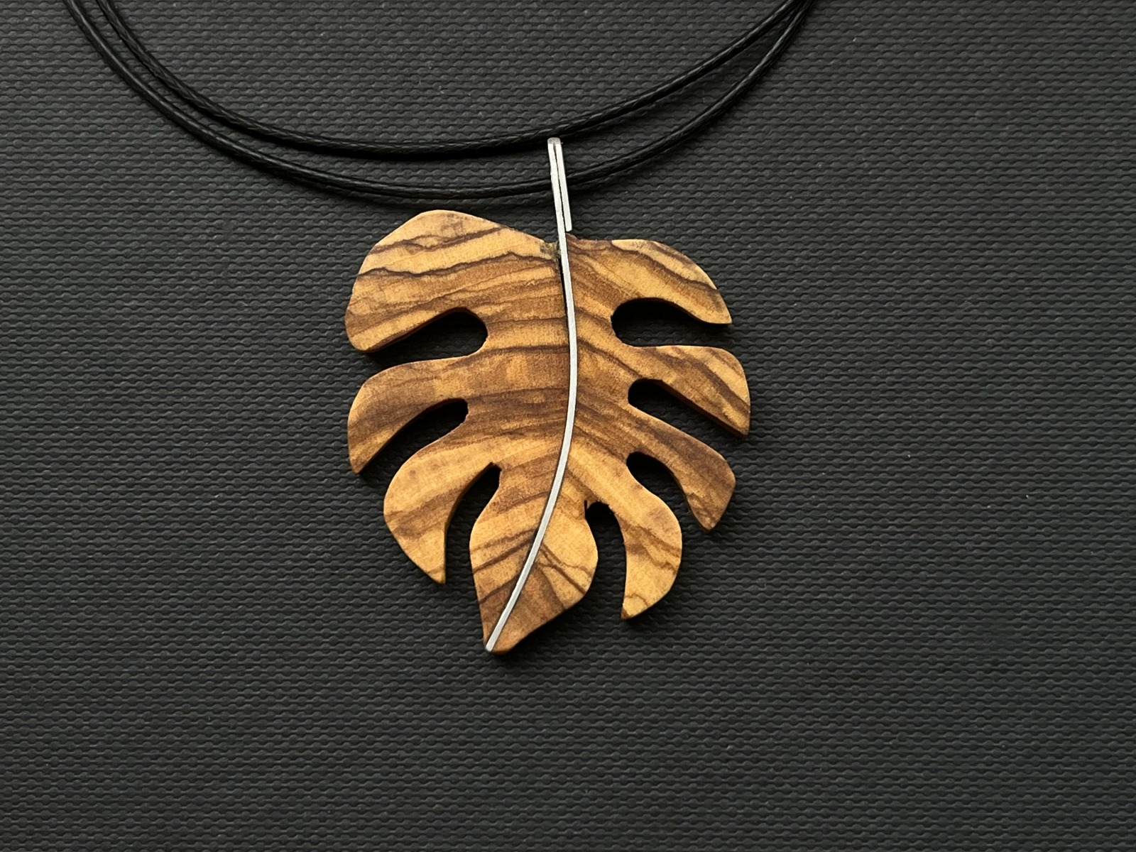 Kette mit Monstera Blatt aus Holz und 925 er Silber, plant lover, Holzkette, Anhänger aus Olivenhol