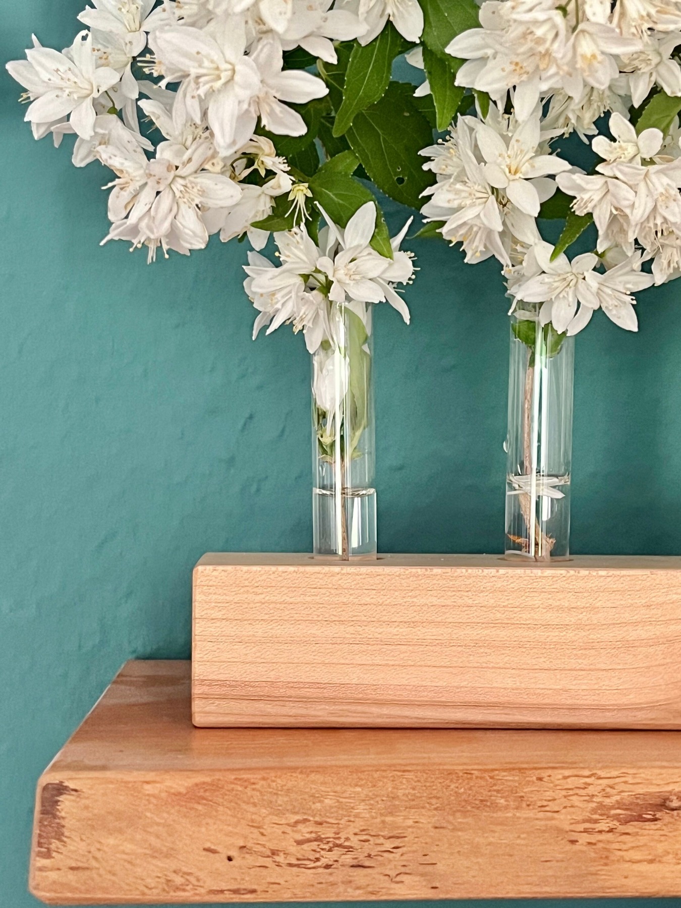 Sommer Tisch Deko aus heimischen Hölzern, Blumenvase im Landhaus Stil, nachhaltige Vase aus Holz,