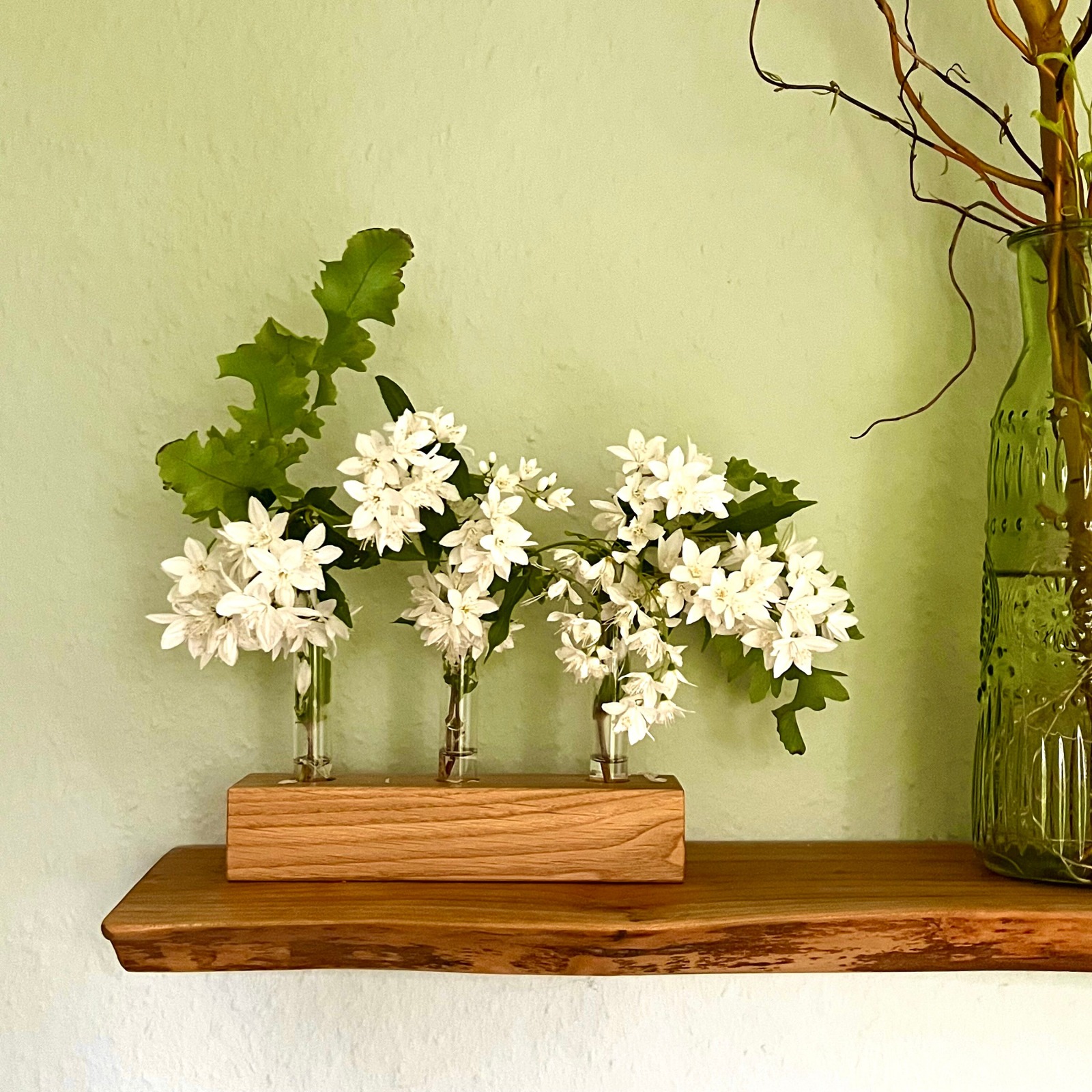 Sommer Tisch Deko aus heimischen Hölzern, Blumenvase im Landhaus Stil, nachhaltige Vase aus Holz,