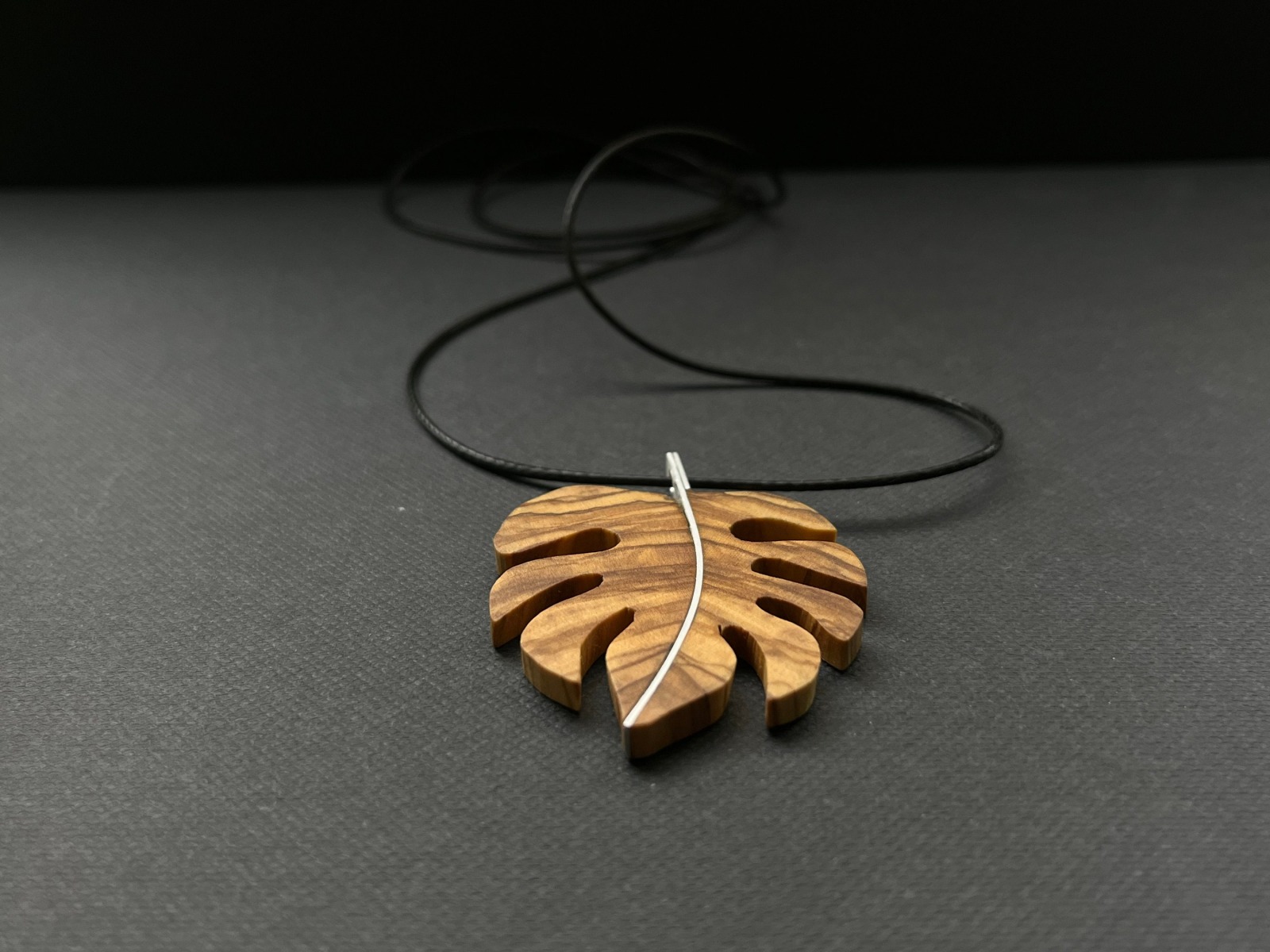 Kette mit Monstera Blatt aus Holz und 925 er Silber, plant lover, Holzkette, Anhänger aus