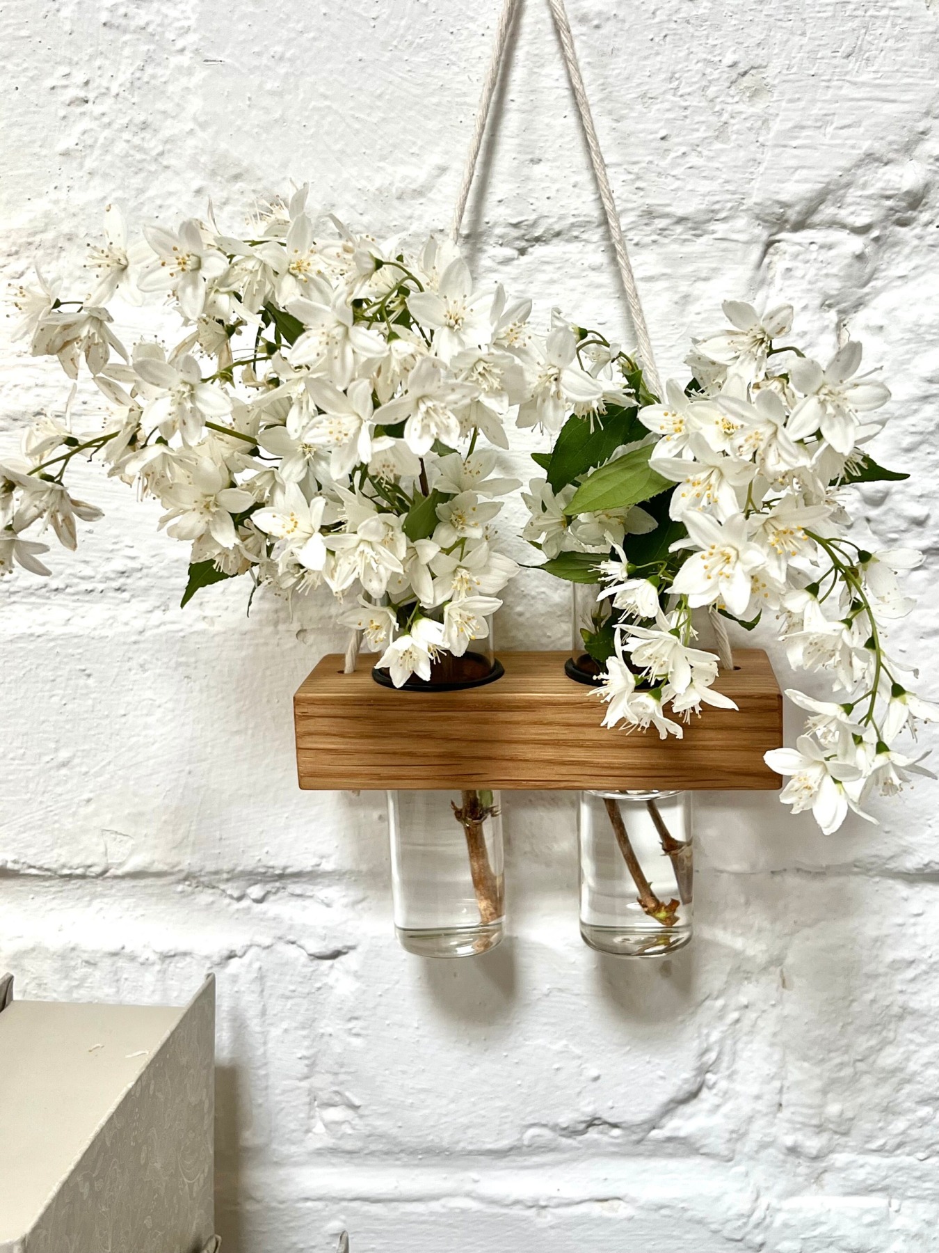 Vermehrungsstation aus Holz, Wandvase, Wanddeko Sommer, kleine Hängevase aus Eiche im Landhausstil,