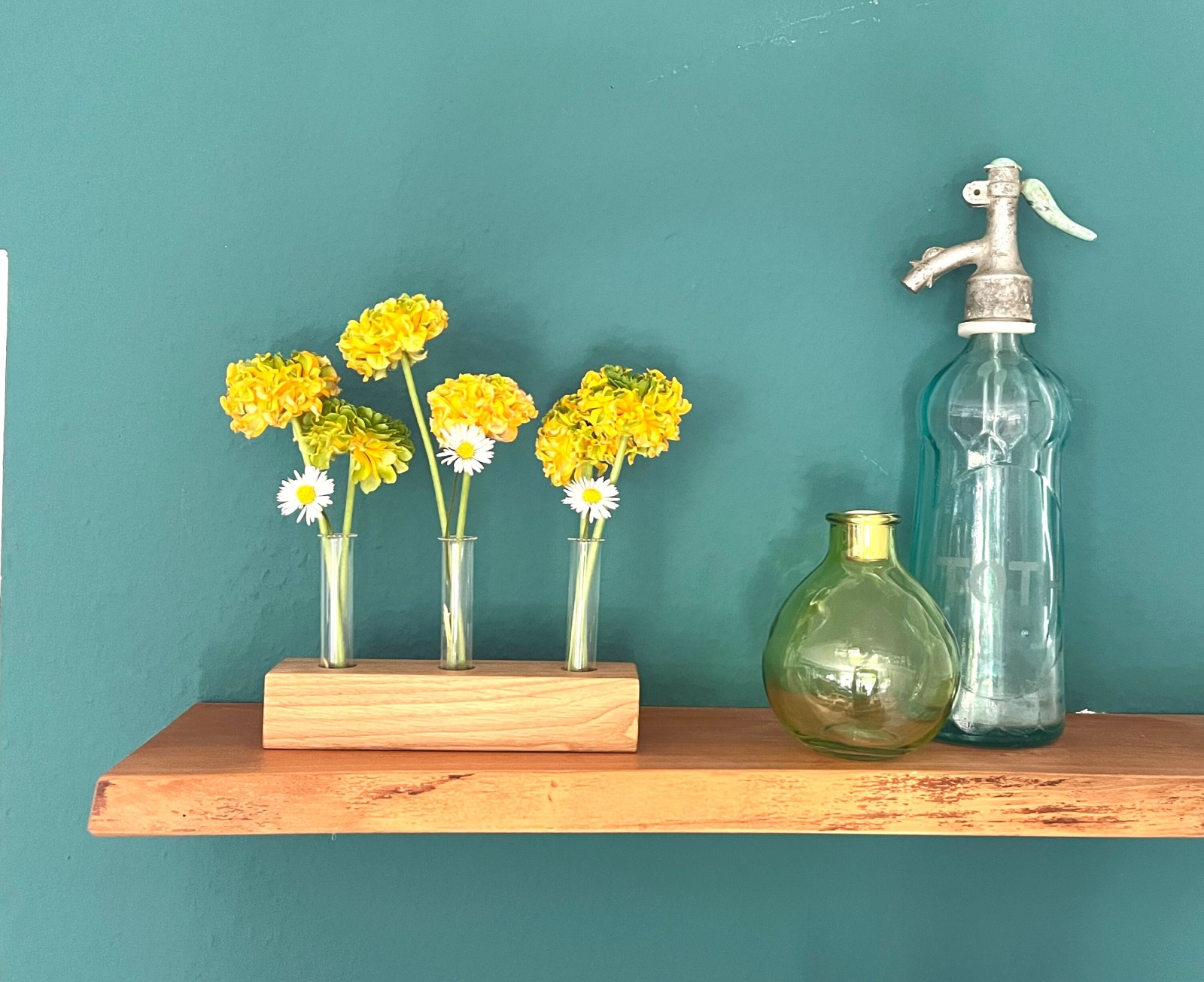 Sommer Tisch Deko aus heimischen Hölzern, Blumenvase im Landhaus Stil, nachhaltige Vase aus Holz,