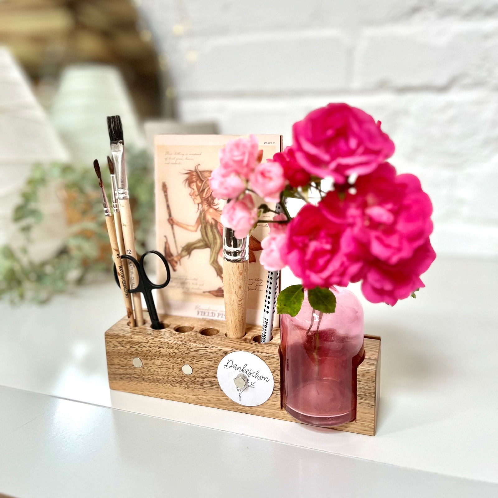 nachhaltiger Stiftehalter mit rosa Vase, Ordnung im Büro, Schreibtisch Organizer, Homeoffice,