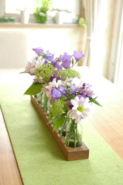 rustikale Vase aus Holz, Blumenvase mit kleinen Glasflaschen, zero waste Geschenk, Partydeko im