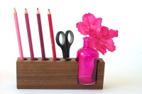 4 Stifthalter mit pinker Blumenvase