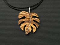 Kette mit Monstera Blatt aus Holz und 925 er Silber, plant lover, Holzkette, Anhänger aus Olivenhol