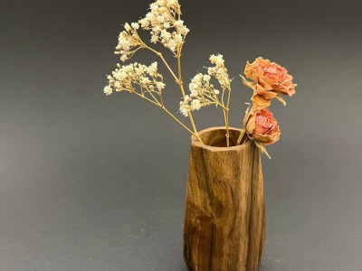 kleine schlichte Vase für Trockenblumen, Einzelstück aus Nussbaum, Stifthalter