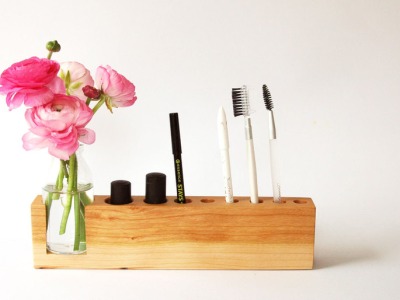 4 Kosmetikständer mit Blumenvase in Kirschbaum
