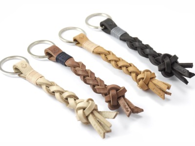 KEYRING BRUNO - Aus feinem hochwertigen Latigoleder handgeflochtener Schlüsselanhänger mit individualisiertem Symbol
