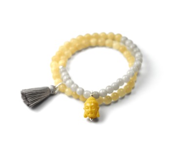 SUNBEAM - Zweireihiges elastisches Edelstein-Armband gelbe Jade grauer Achat graue Seidenquaste gelber Resin Buddhakopf Sterlingsilber