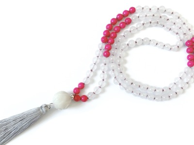 VIVID CONFIDENCE - 108 Perlen-Mala weißer durchscheinender Achat pinkfarbene Keramik weiße Lotusblüte Sterlingsilber Seidenquaste