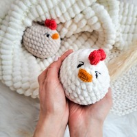 gehäkeltes Kuscheltier und Babyrassel: pummeliges Huhn 3