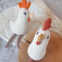 Babyrassel und Kuscheltier Huhn 6