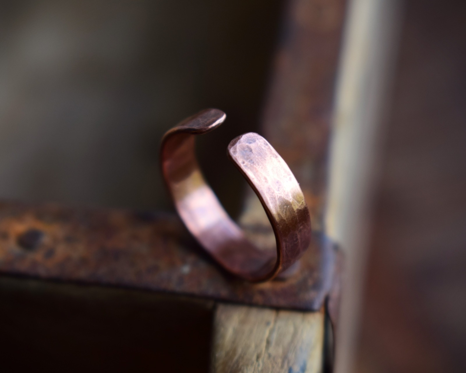 breiter Ring aus gehämmertem Kupfer 7