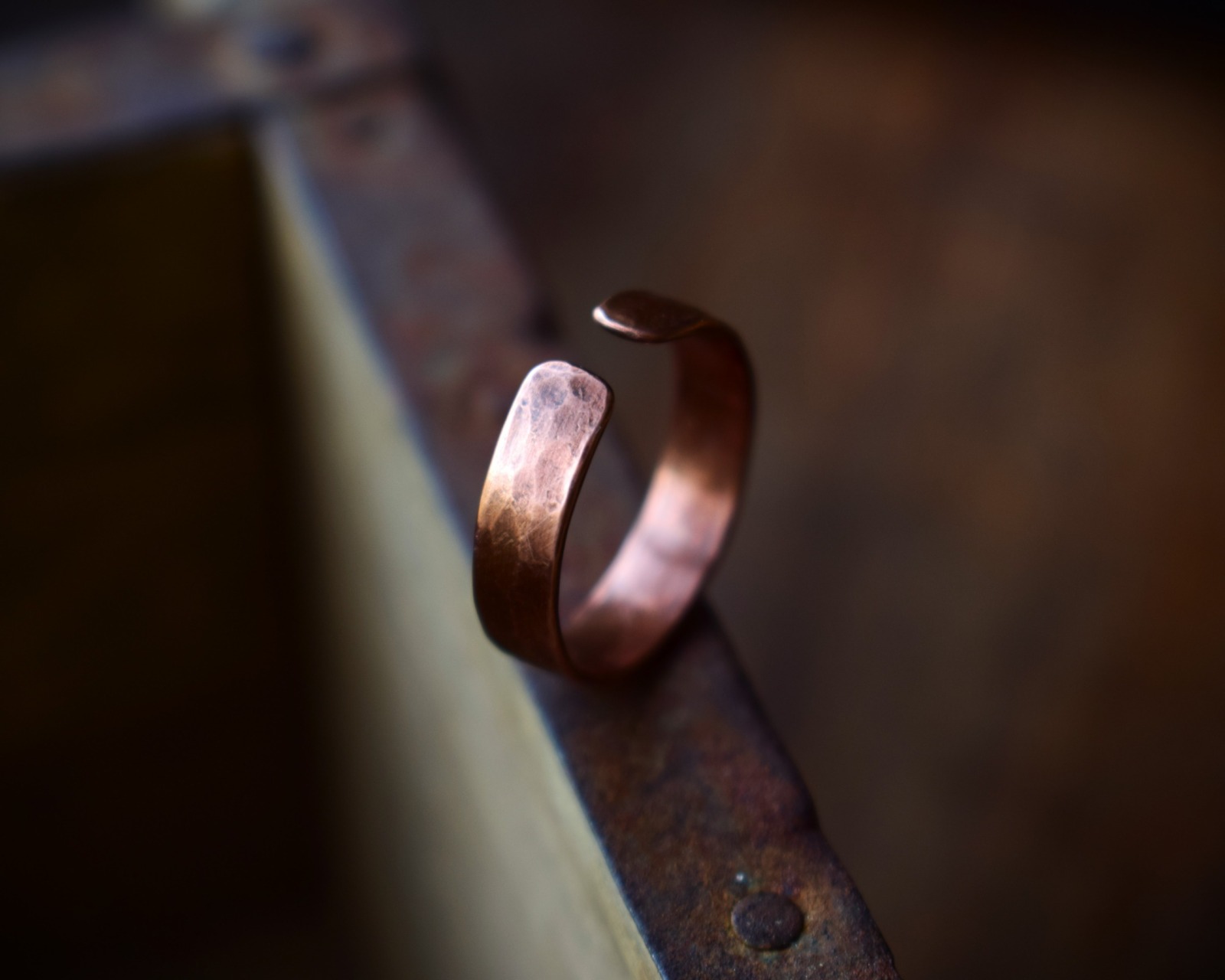 breiter Ring aus gehämmertem Kupfer