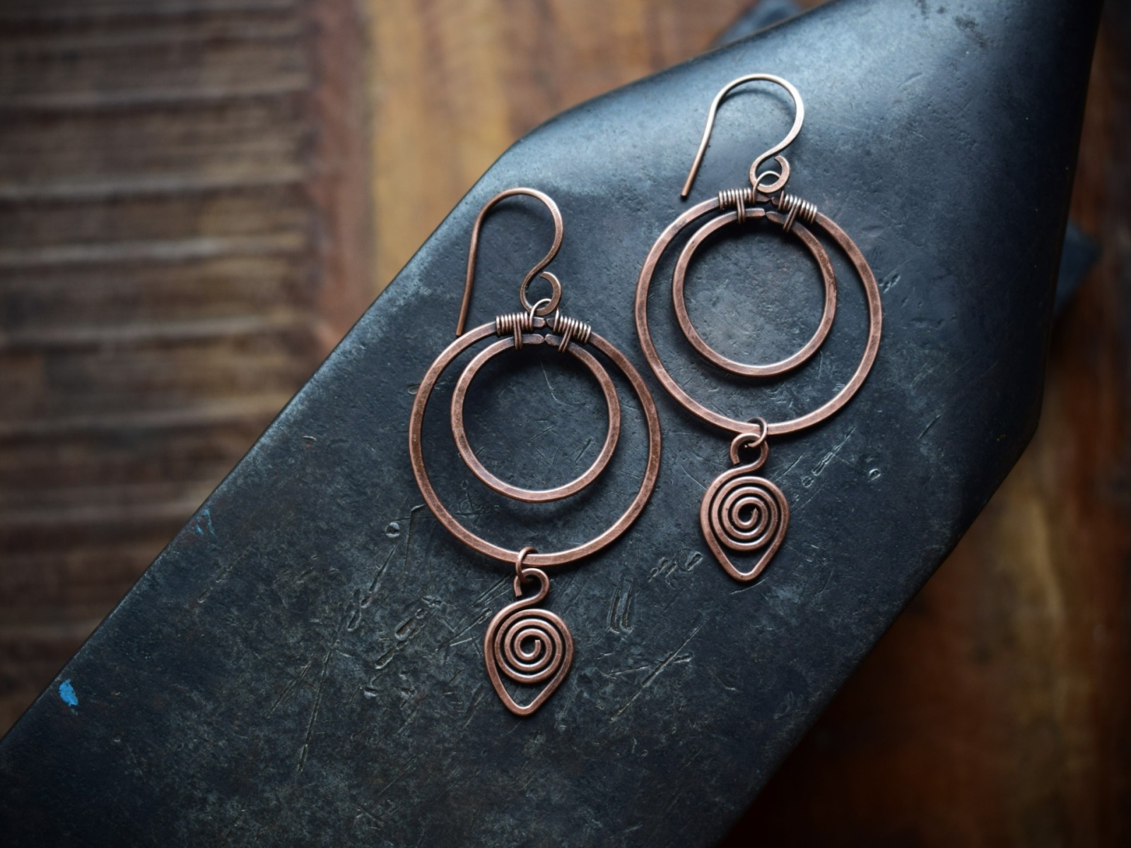 große runde Mond Ohrringe mit Spiralen aus Kupfer, keltischer Schmuck