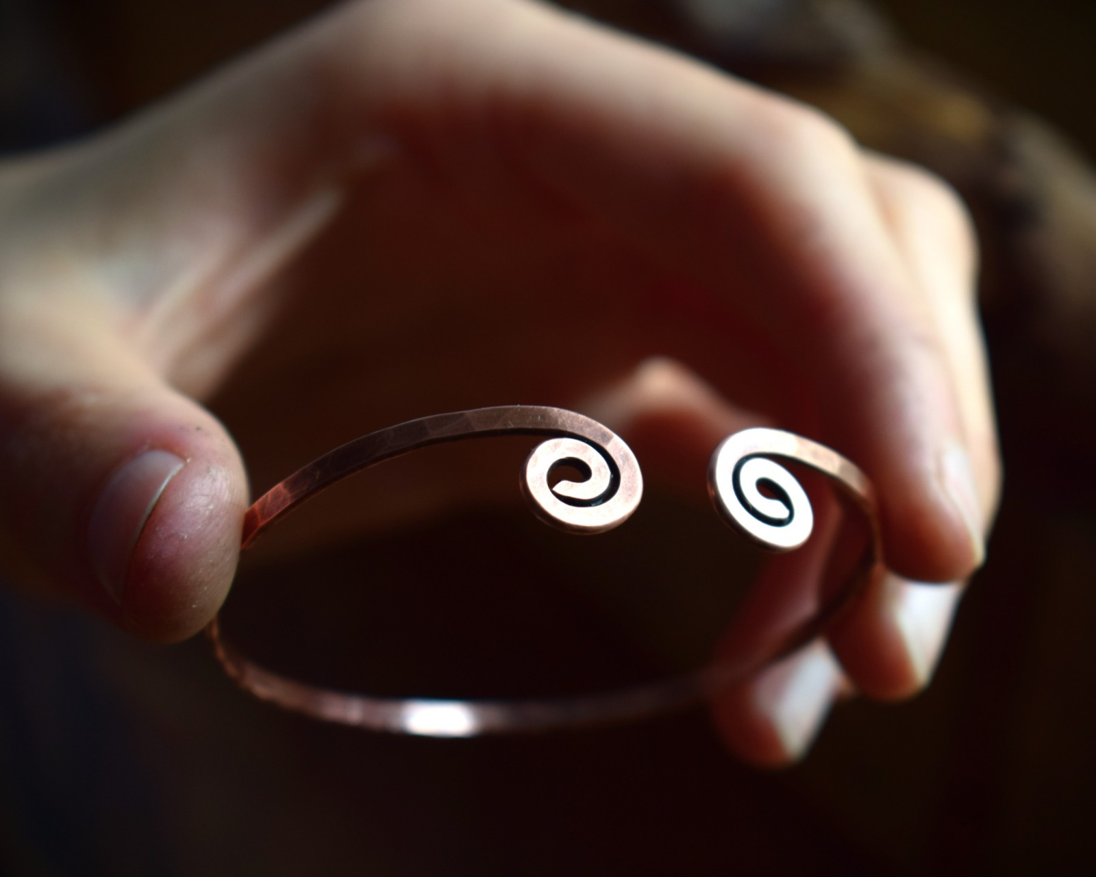 schmaler keltischer Armreif mit Spiralen aus Kupfer für Oberarm und Handgelenk 7