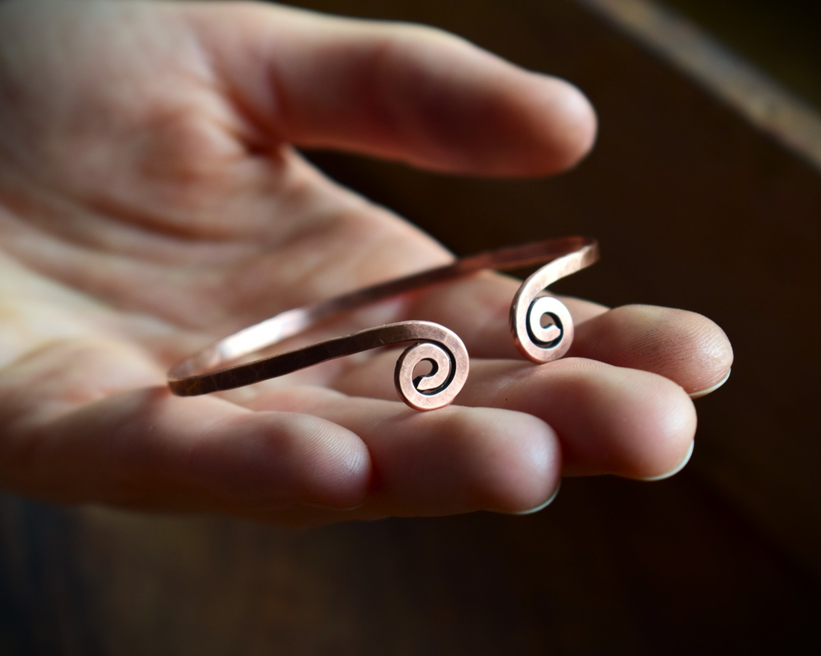 schmaler keltischer Armreif mit Spiralen aus Kupfer für Oberarm und Handgelenk