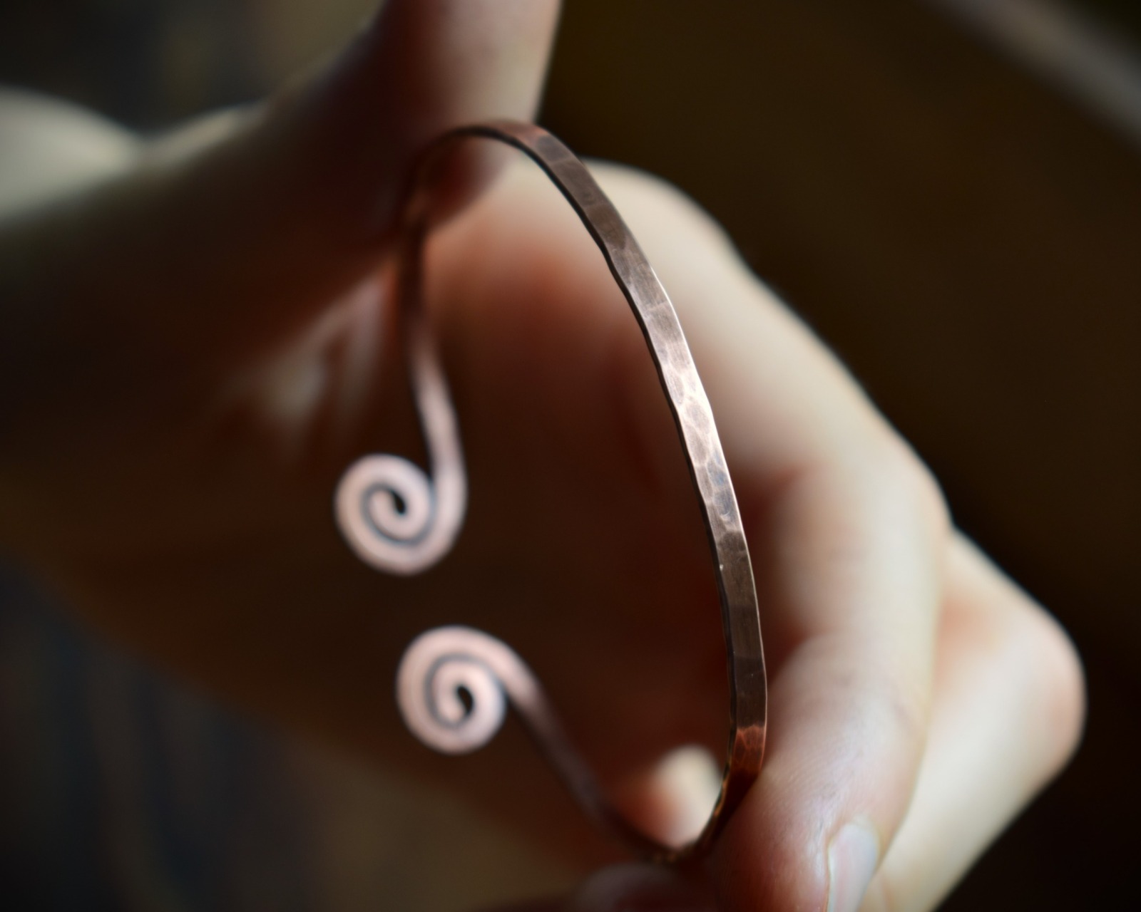 schmaler keltischer Armreif mit Spiralen aus Kupfer für Oberarm und Handgelenk 8
