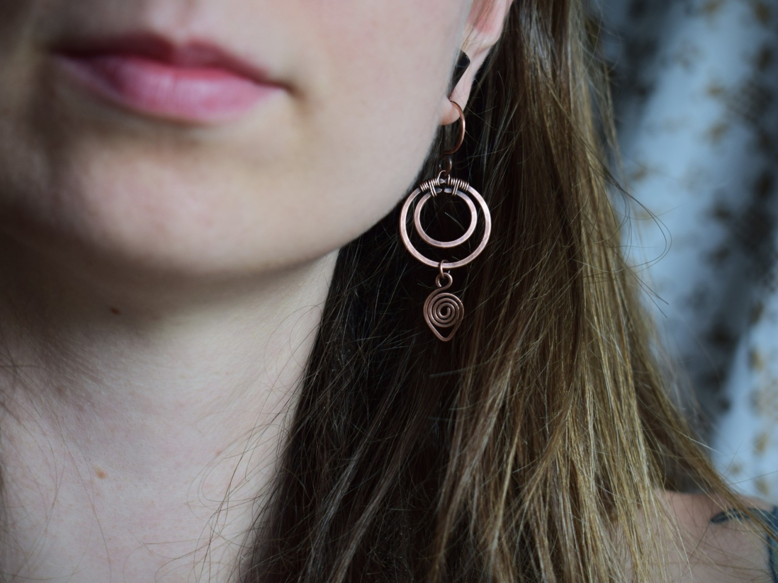 kleine runde Mond Ohrringe mit Spiralen aus Kupfer, keltischer Schmuck 3