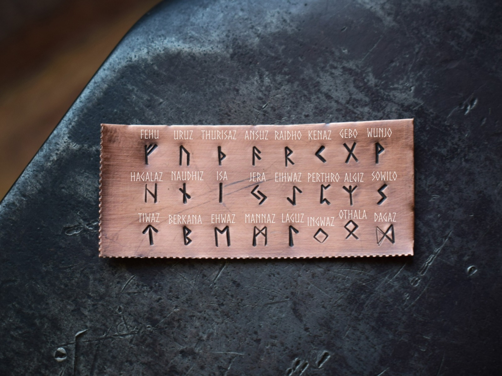 Runenohrringe aus gehämmertem Kupfer als Wikingerschmuck 2