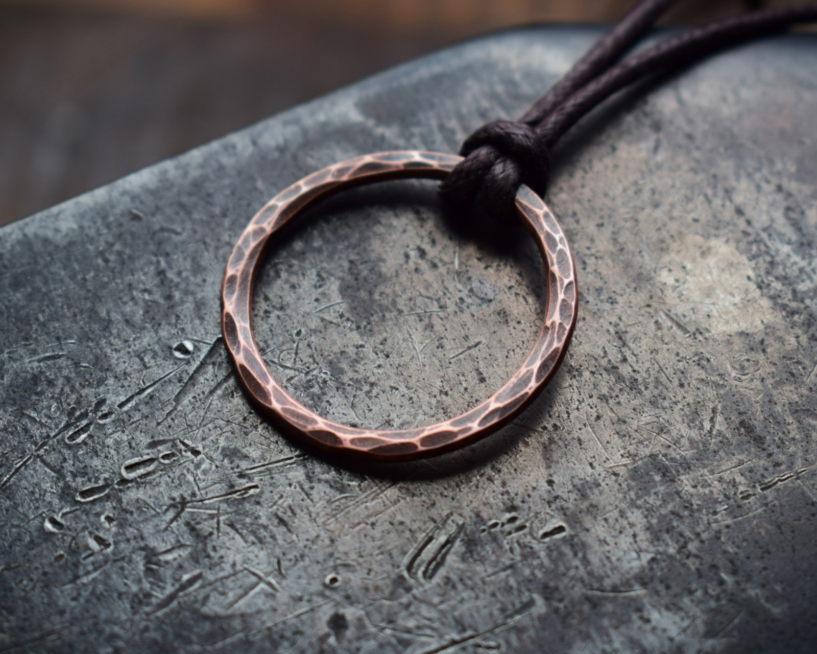 kreisförmiger Anhänger aus gehämmertem Kupfer an einem Baumwollwachsband als Wikinger Halskette 4