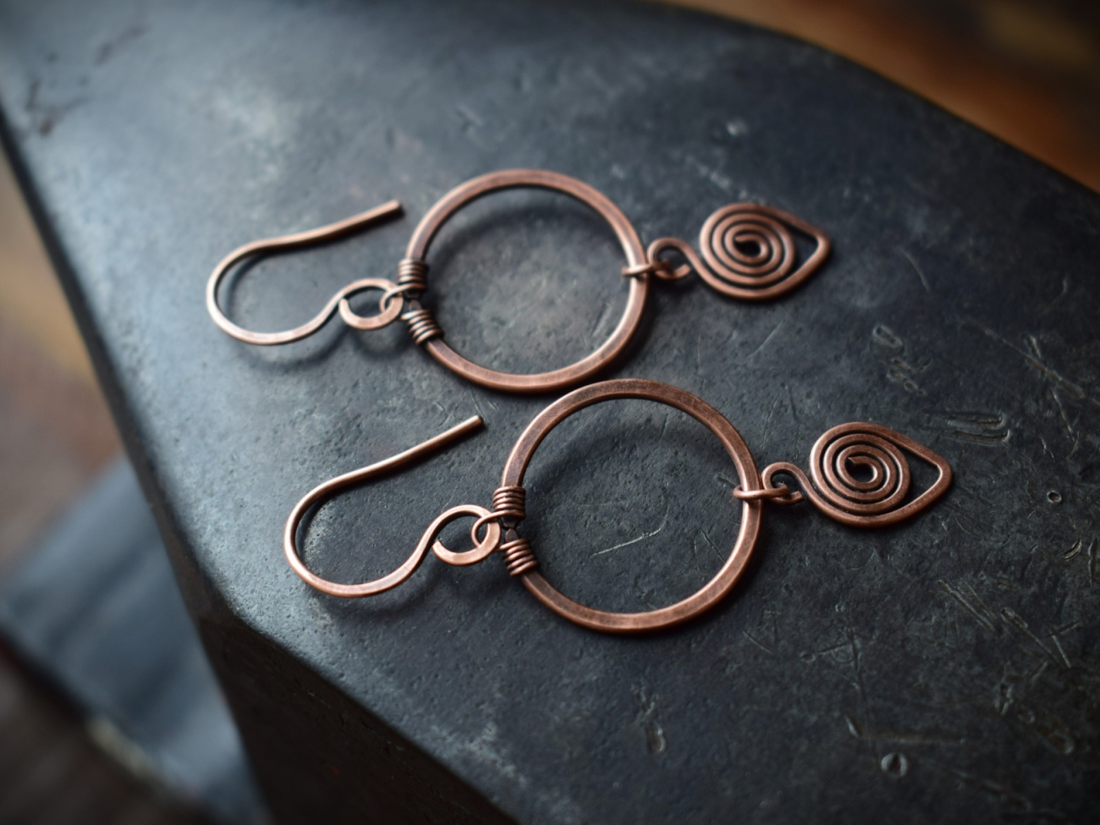 Keltische runde Ohrringe mit Spiralen aus gehämmertem Kupfer 6