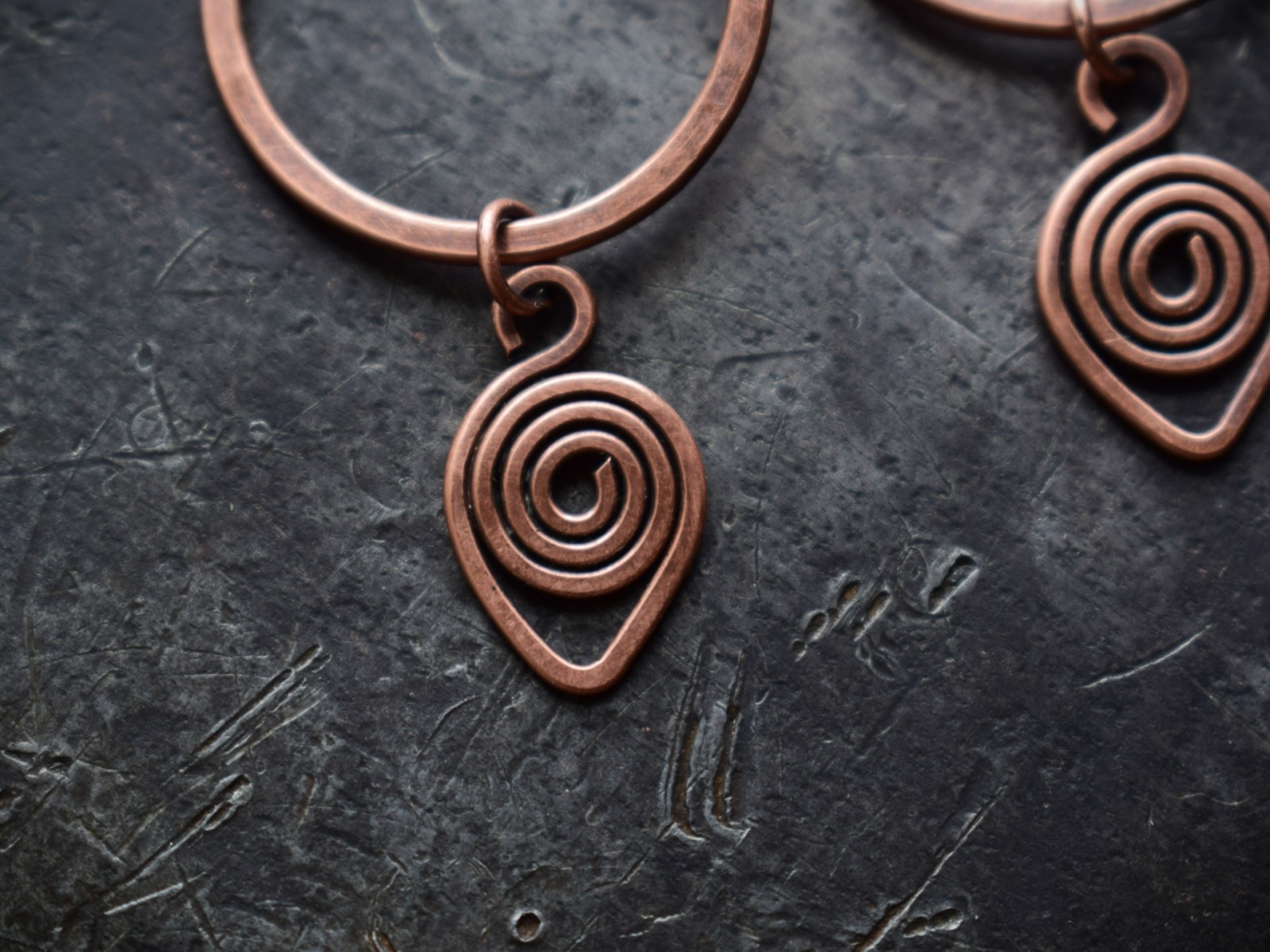 Keltische runde Ohrringe mit Spiralen aus gehämmertem Kupfer 7