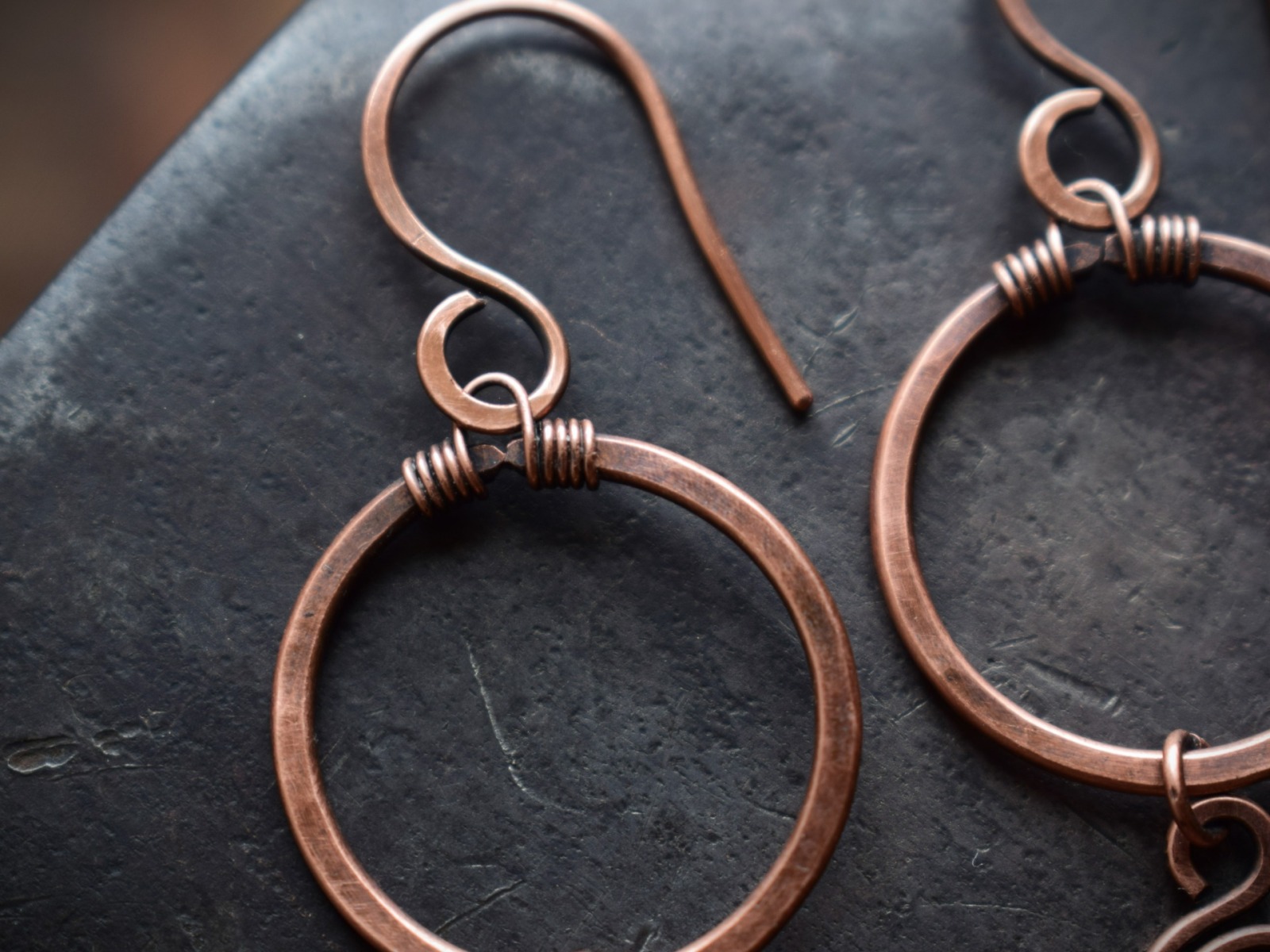 Keltische runde Ohrringe mit Spiralen aus gehämmertem Kupfer 8