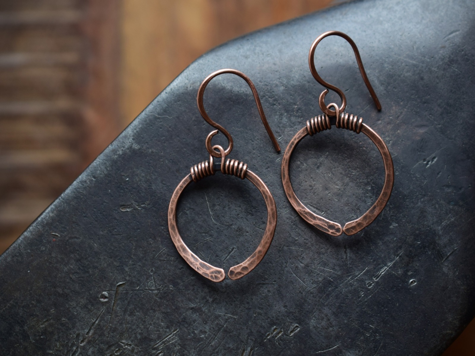 ovale Wikinger Ohrringe aus gehämmertem Kupfer