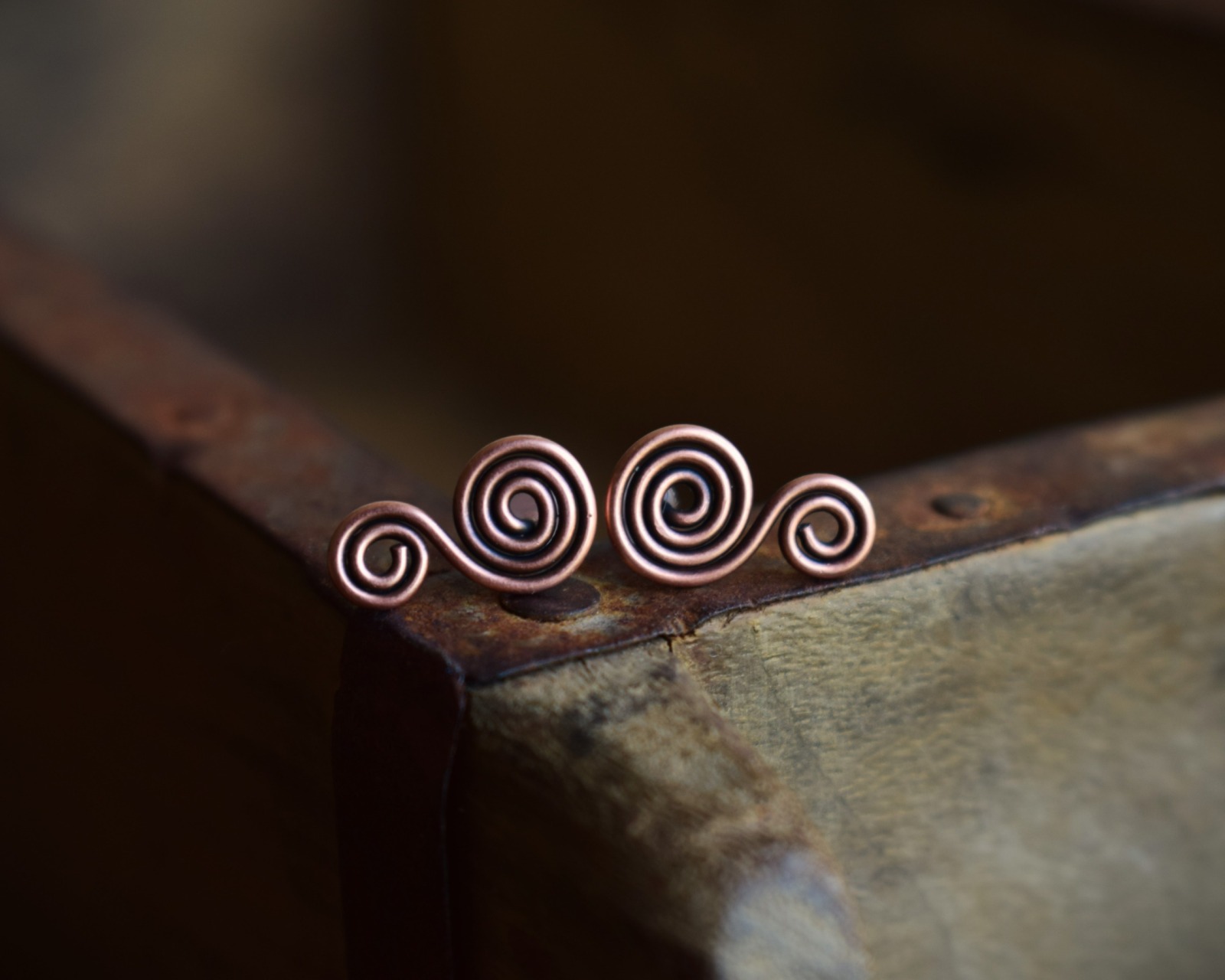 feine Ohrstecker aus Kupfer mit Doppelspiralen im keltischen Stil 8