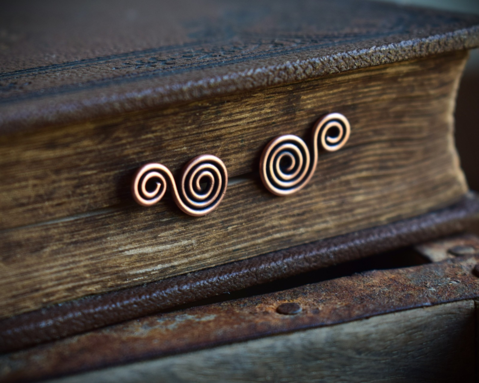 feine Ohrstecker aus Kupfer mit Doppelspiralen im keltischen Stil 4