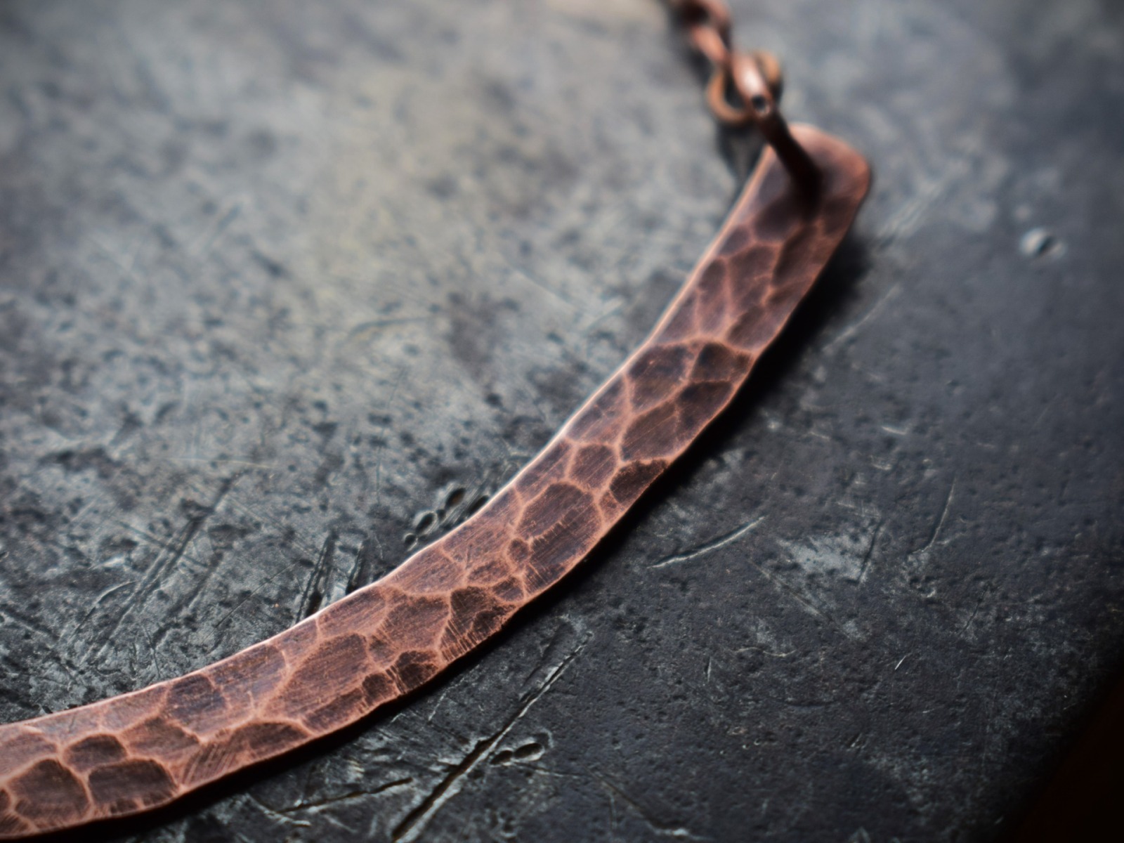 sichelförmige Wikinger Halskette aus gehämmertem Kupfer 6