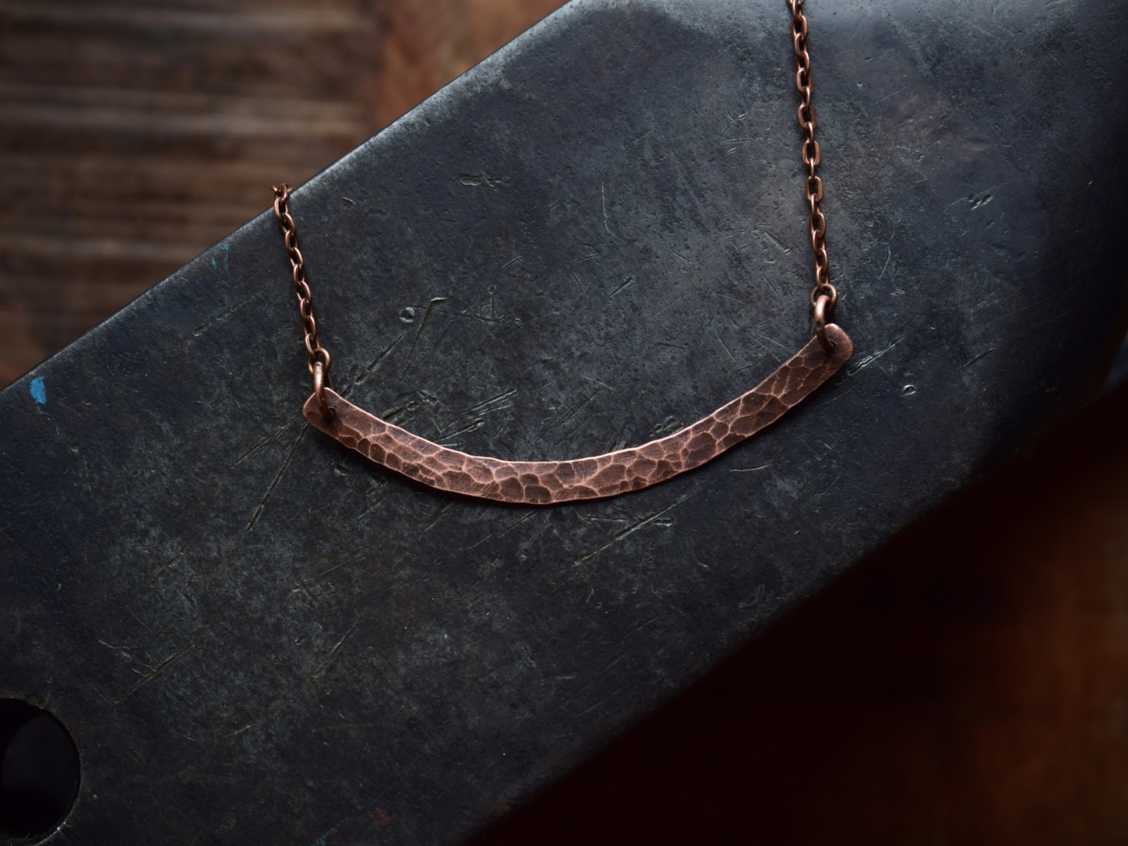 sichelförmige Wikinger Halskette aus gehämmertem Kupfer 7