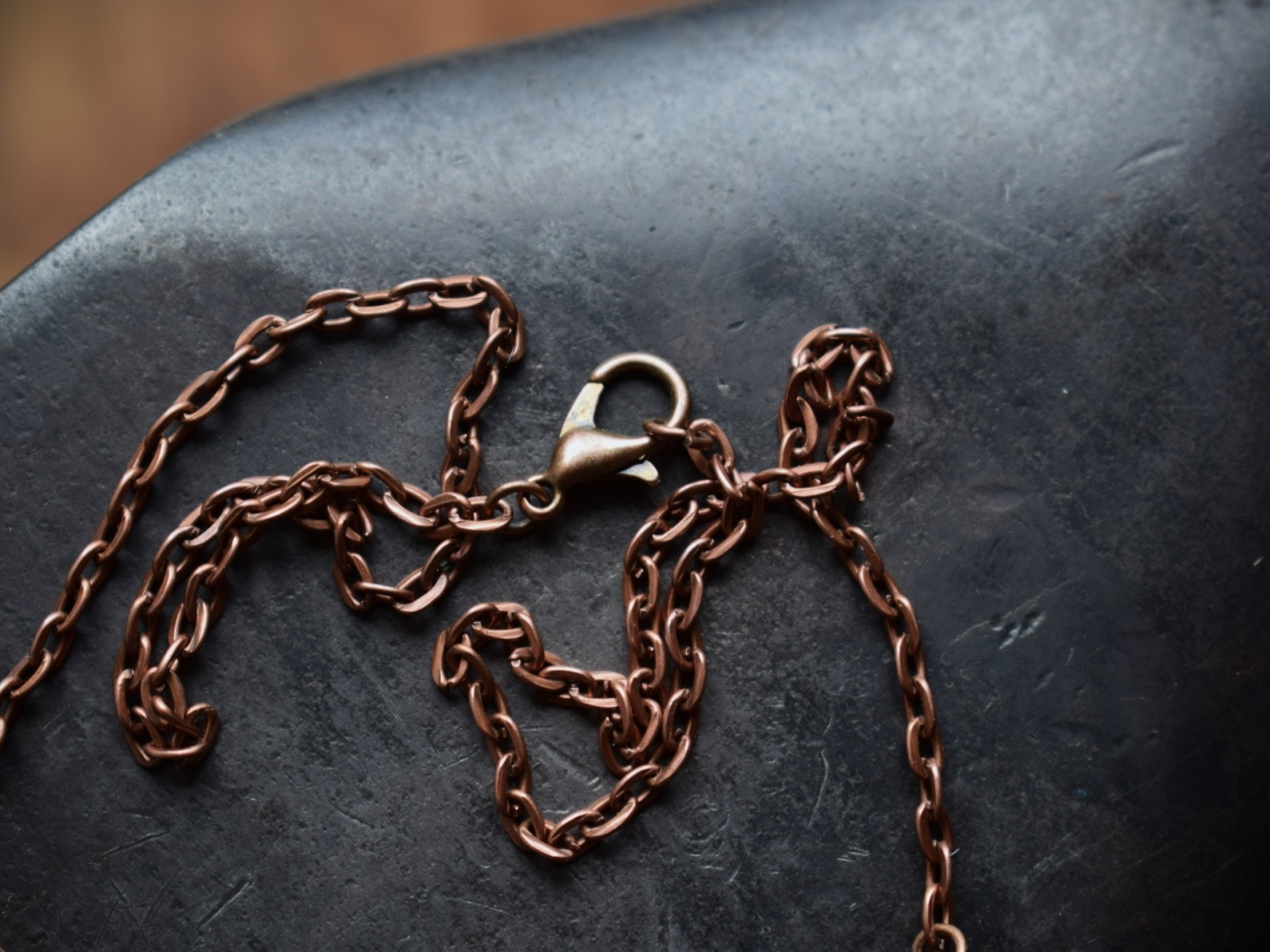 sichelförmige Wikinger Halskette aus gehämmertem Kupfer 9