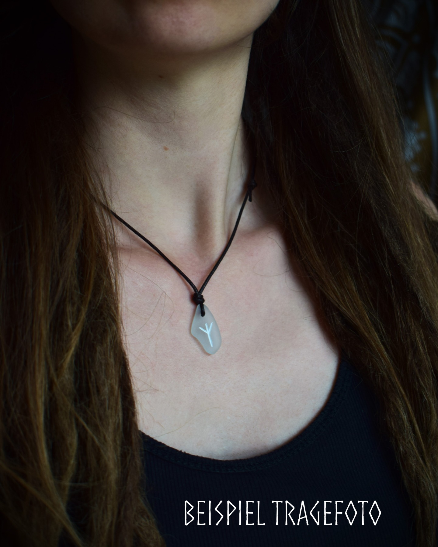 Runen Halskette aus weißem Seeglas mit eingravierter Ehwaz Rune 2