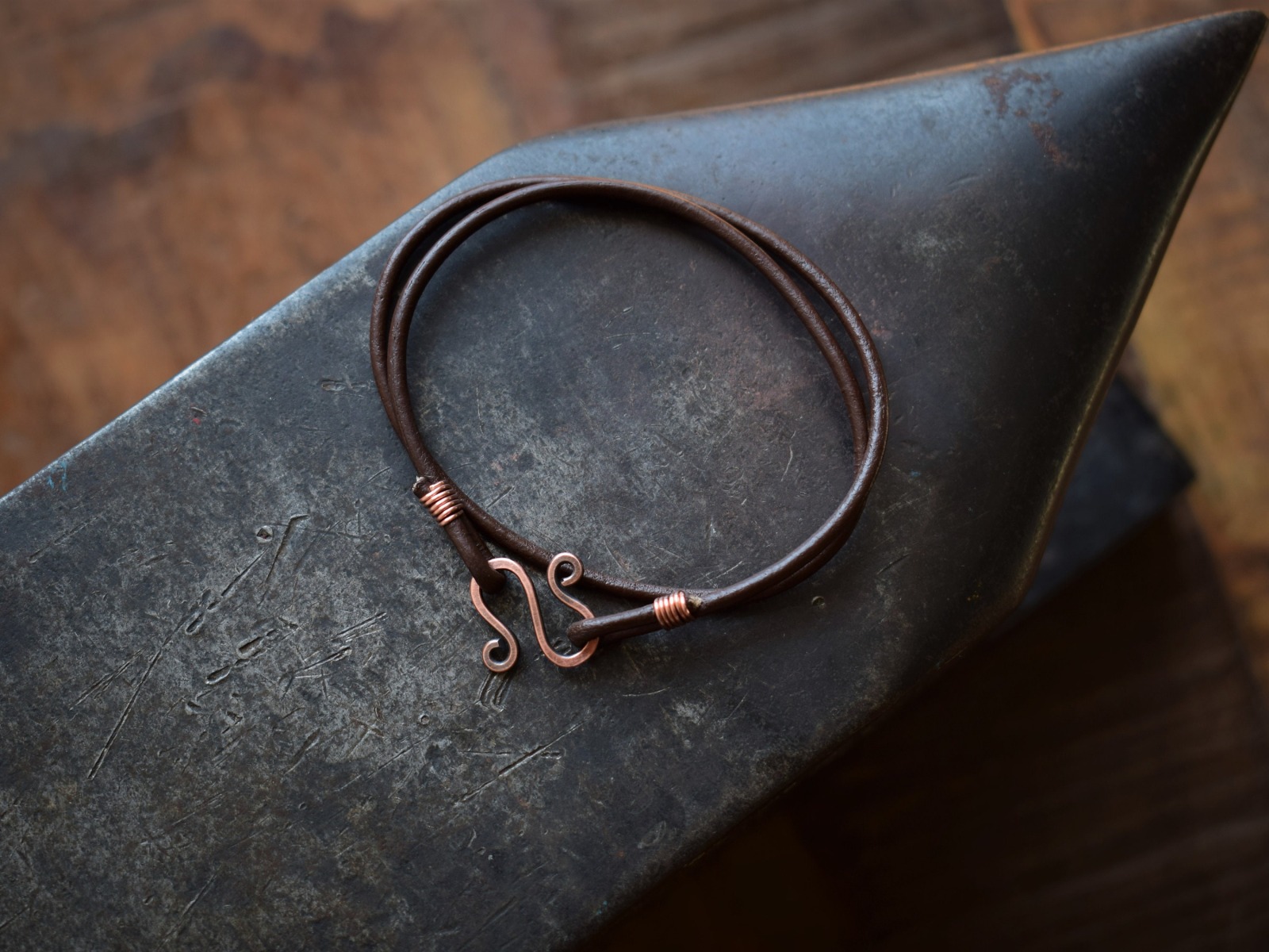 Leder Choker oder Armband in braun mit Kupferverschluss Schlange -  multifunktional | Online Shop | Kupferblut