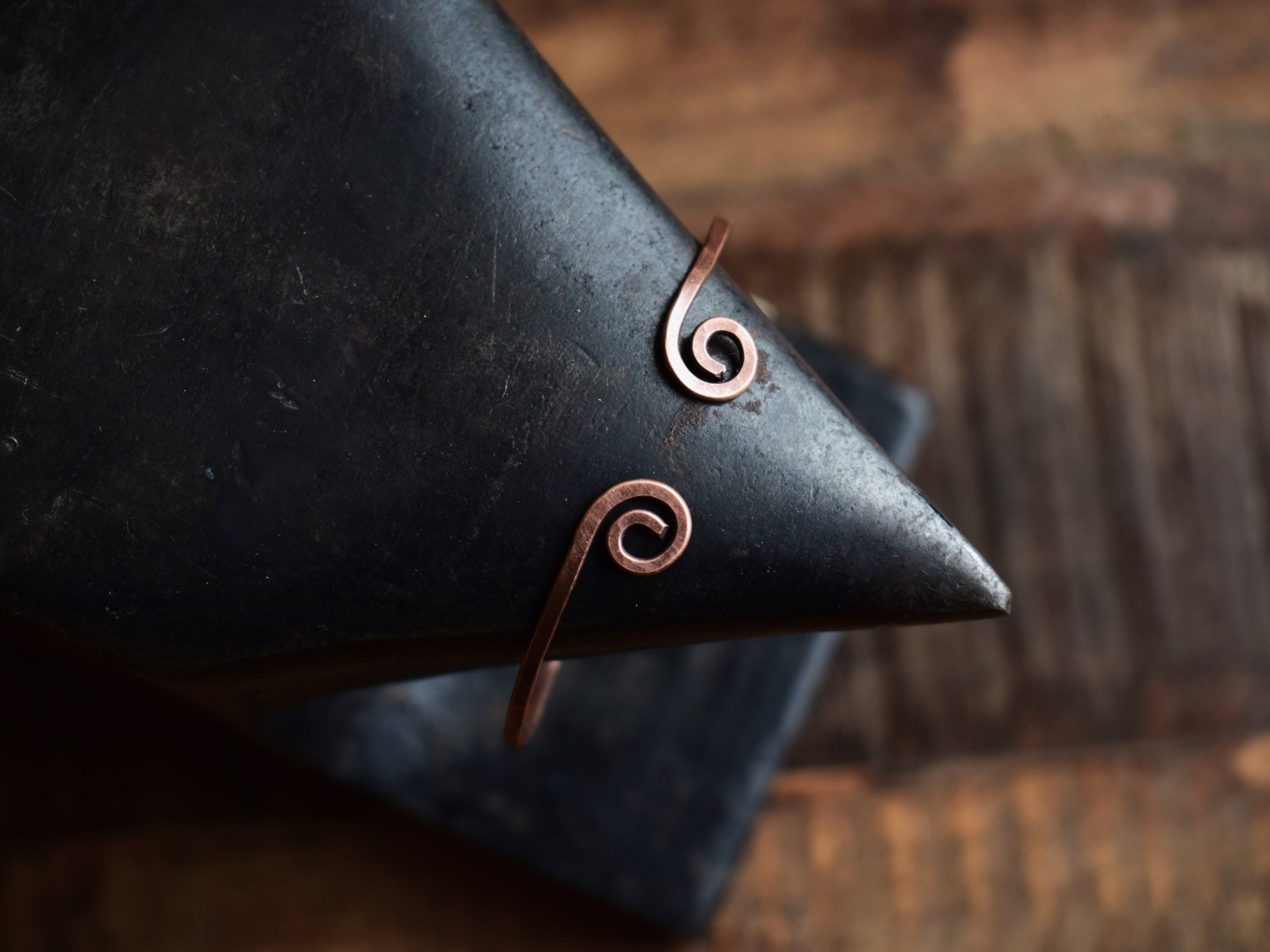 filigraner keltischer Kupferarmreif mit Spiralen für das Handgelenk 4