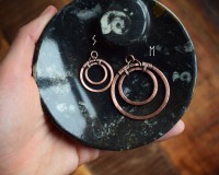 Doppelkreis Mond Anhänger aus gehämmertem Kupfer an einem Baumwollwachsband 2