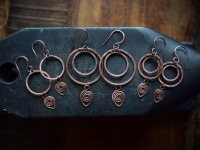 Keltische runde Ohrringe mit Spiralen aus gehämmertem Kupfer 11