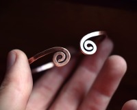 schmaler keltischer Armreif mit Spiralen aus Kupfer für Oberarm und Handgelenk 6