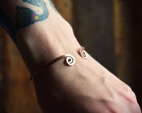 schmaler keltischer Armreif mit Spiralen aus Kupfer für Oberarm und Handgelenk 10