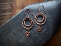 kleine runde Mond Ohrringe mit Spiralen aus Kupfer, keltischer Schmuck