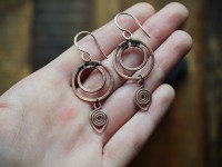 kleine runde Mond Ohrringe mit Spiralen aus Kupfer, keltischer Schmuck 4