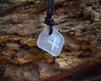 Runen Halskette aus weißem Seeglas mit eingravierter Gebo Rune