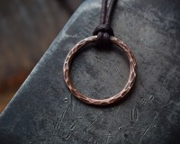 kreisförmiger Anhänger aus gehämmertem Kupfer an einem Baumwollwachsband als Wikinger Halskette