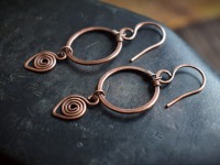 Keltische runde Ohrringe mit Spiralen aus gehämmertem Kupfer 4
