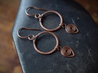 Keltische runde Ohrringe mit Spiralen aus gehämmertem Kupfer 5