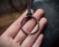kreisförmiger Anhänger aus gehämmertem Kupfer an einem Baumwollwachsband als Wikinger Halskette 3