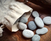 handgraviertes Runen Orakel Set aus grauen Ostseesteinen